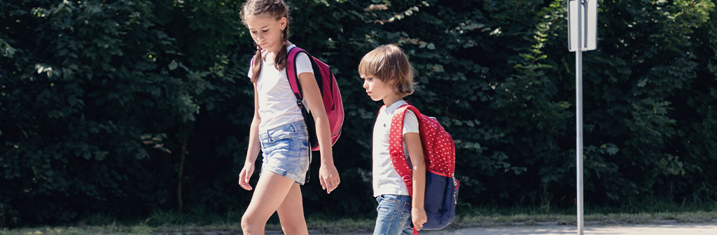 Crianças com mochilas escolares