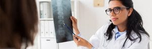 Fisioterapeuta avaliando exame