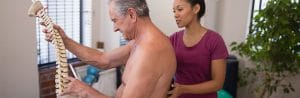 fisioterapeuta examinando paciente