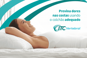 Mulher deitada no colchão