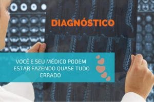 Um médico avaliando um raio x