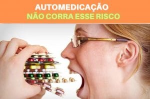 Mulher colocando vários remédios na boca