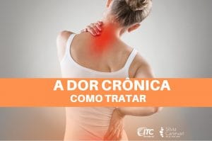 Mulher de costas com a mão no pescoço, sinalizando que está sentindo dor