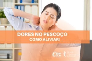 mulher com dor as duas mãos no pescoço, sinalizando dor