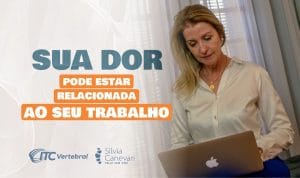 Mulher mexendo no computador
