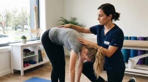Fisioterapeuta profissional realiza o teste de Adams em uma jovem paciente, avaliando a coluna em um consultório moderno.